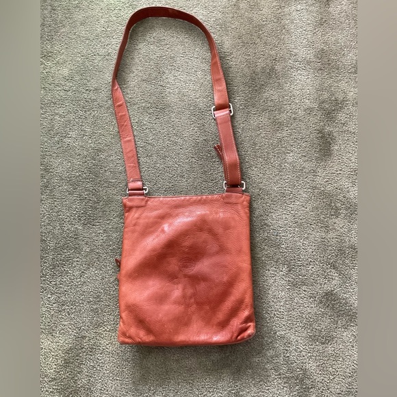 ROOTS LEATHER VENETIAN VILLAGE CROSSBODY BAG - Picture 2 of 5